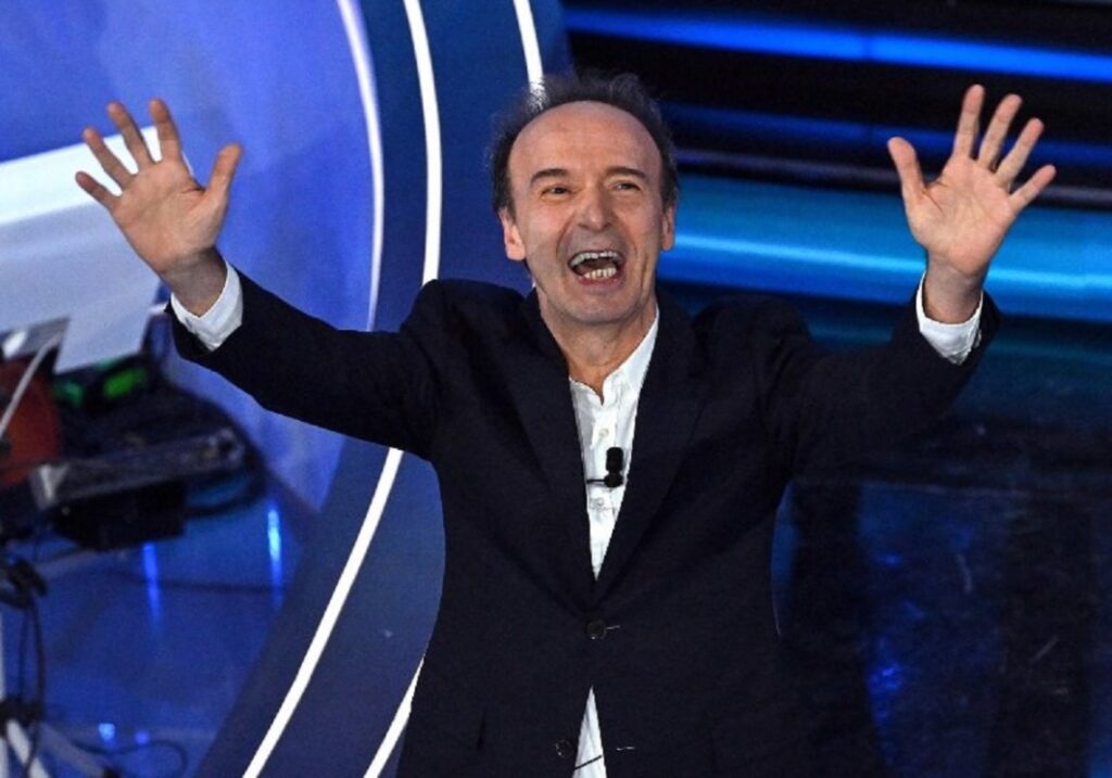 Benigni a Sanremo emoziona ‘intonando’ la Costituzione: “Col fascismo non si poteva neanche cantare” benigni