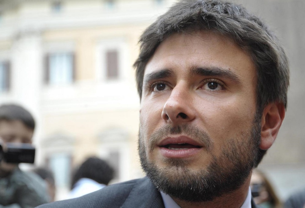Di Battista: "Ricordatevi tutte queste cose quando qualche politico parlerà di spreco di denaro pubblico"