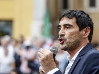 Fratoianni: "Il governo Meloni ancora non ha condannato l'aggressione squadrista di Azione Studentesca a Firenze"