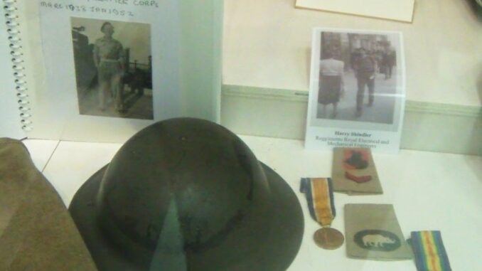 l'omaggio da Londra ed i gradi del soldato semplice Harry Shindler (1) ricordo