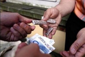 Spaccio di droga ad Ostia, controlli della Polizia Locale: denunciati 4 minorenni