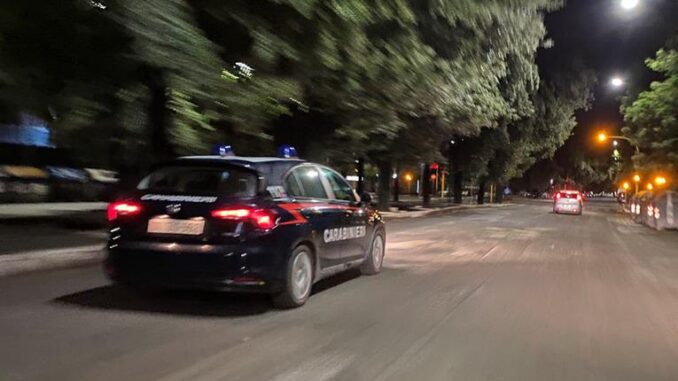 Casalbertone, rapinato a colpi di boccale di birra: fermati 5 uomini carabinieri