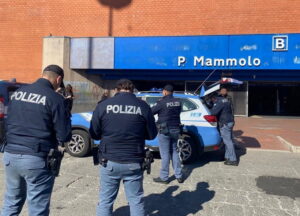 Roma, servizio ad altro impatto della polizia, controllare 208 persone e 44 veicoli