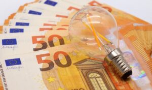 Bollette, ancora tre mesi di sconti ma la luce costerà di più