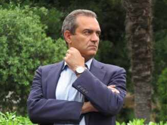 De Magistris: "Tene a capa sulo pe spartere e rrecchie"