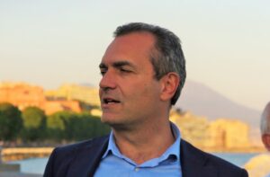 De Magistris commenta con un video sui social quello che ha definito "Il pacco per Napoli di Manfredi"