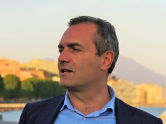 De Magistris commenta con un video sui social quello che ha definito "Il pacco per Napoli di Manfredi"