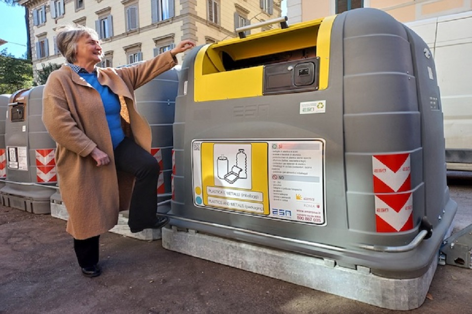 Roma, al via sperimentazione 'maxi-campane' differenziata in Via dei Gracchi roma