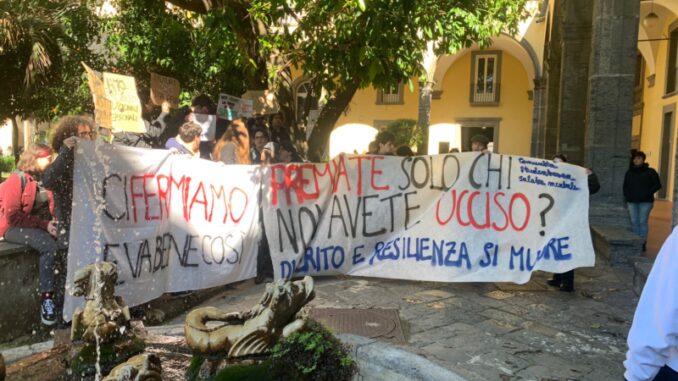 università