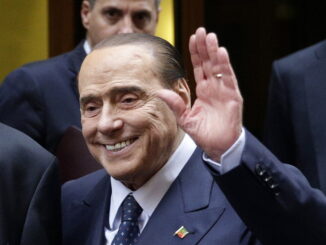Morte Berlusconi, De Magistris: "Condoglianze ai suoi cari ma non si costruisca un Messia o un Beato adorato da apostoli e fedeli"