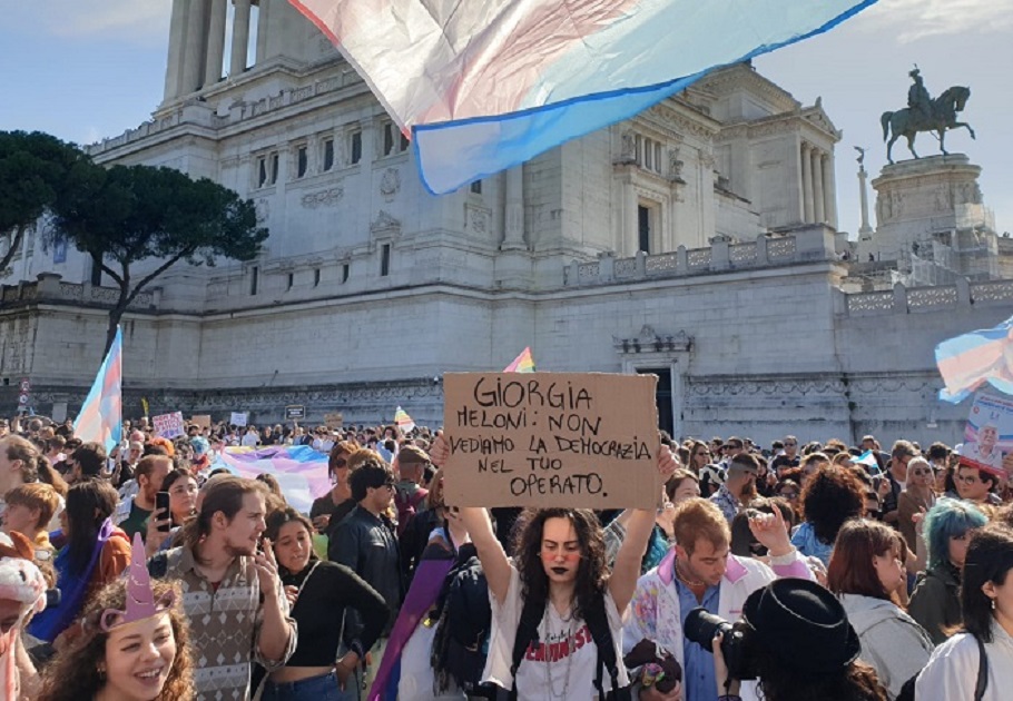 In migliaia a Roma per la prima manifestazione dei giovani trans: “Da Meloni no democrazia” roma