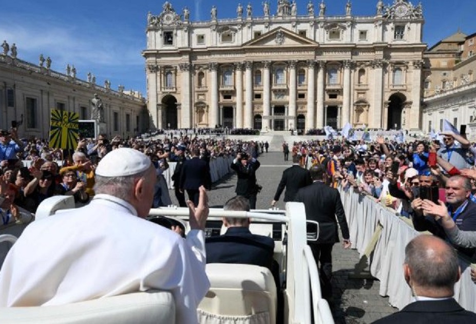 Papa Francesco: "Piena fiducia alle donne. Oggi spinte dannose per la vita familiare" papa