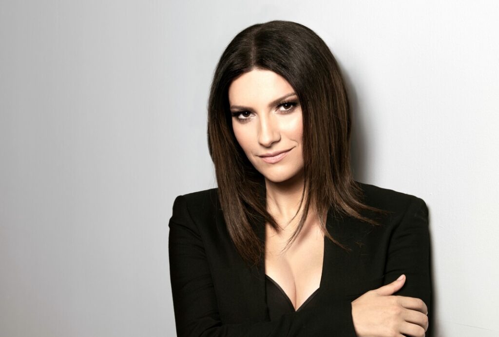 Laura Pausini elogia in una storia social la colomba di un pasticciere napoletano colomba