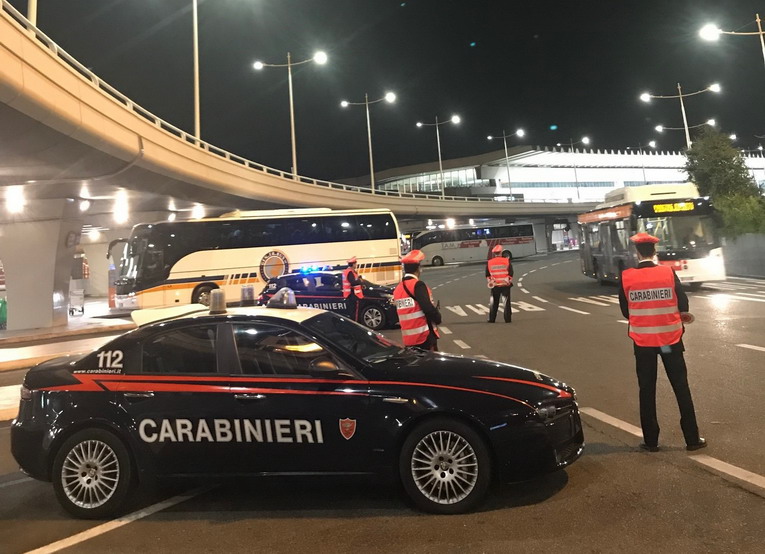 Fiumicino, controlli dei carabinieri presso lo scalo aeroportuale Fiumicino