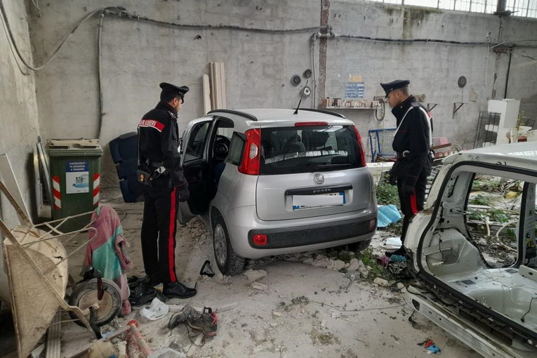 Rocca Cencia, scoperto dai carabinieri capannone con diverse vetture smontate Rocca Cencia