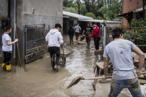Alluvione, Bonaccini rilancia: “Se volete aiutare venite in vacanza qui”
