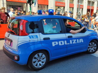 Roma, sposa bloccata a Largo Argentina aiutata dalla Polizia a raggiungere la chiesa Roma, sposa bloccata a Largo Argentina aiutata dalla Polizia a raggiungere la chiesa