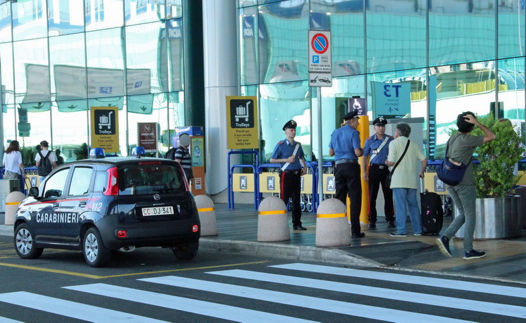 Fiumicino, controlli dei carabinieri presso lo scalo aeroportuale in tre distinte attività Fiumicino