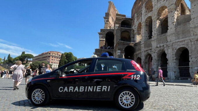 Colosseo, carabinieri arrestano 18enne indiziato di reati di rapina aggravata Colosseo