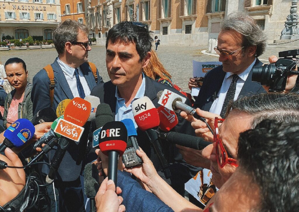 Fratoianni: "Un insulto alle tasche di lavoratori e lavoratrici italiani, che sono i più tartassati d’Europa" Fratoianni: "Un insulto alle tasche di lavoratori e lavoratrici italiani, che sono i più tartassati d’Europa"