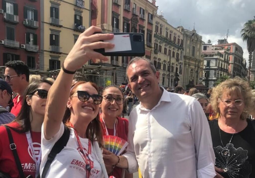 De Magistris: "Mentre il potere incrimina coppie omogenitoriali e i loro figli, a Napoli siamo sempre in lotta per i diritti" potere