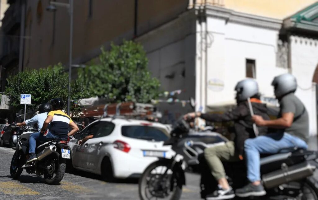 Napoli: sfuggono all’alt con un motoveicolo rubato. La Polizia di Stato ha tratto in arresto due giovani polizia