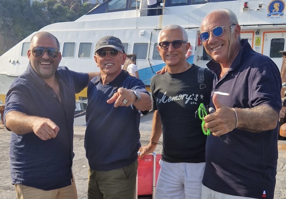 Bruno Barbieri sbarca a Panarea, brindisi a sorpresa con ospiti a cena in ristorante panarea