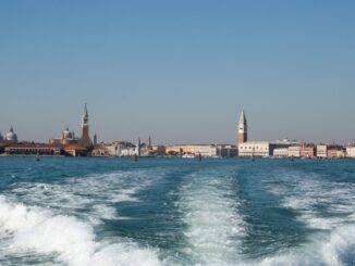Biglietto da 5 euro per entrare a Venezia, Brugnaro: “Difendiamo la città dal turismo di massa” venezia