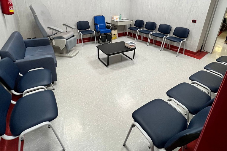 Asl Viterbo, Ottobre rosa: beatrice onlus dona 13 sedie per la sala d’attesa della Medicina nucleare di Belcolle Asl Viterbo