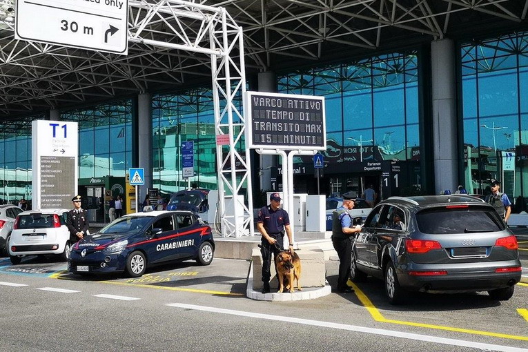 Fiumicino, controlli nello scalo aeroportuale: un arresto e due denunce per furto Fiumicino