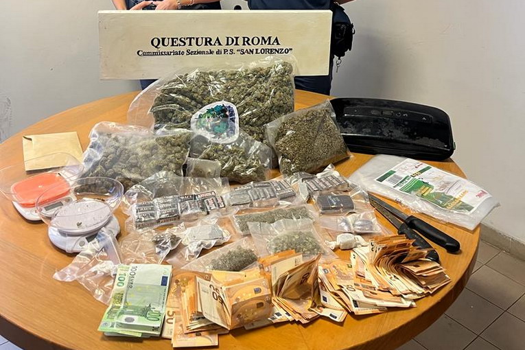 Roma, diversi arresti per spaccio nella capitale, da Tor Bella Monaca ad Ostia arresto spaccio roma