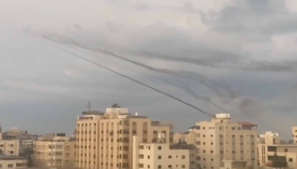 Hamas attacca Israele, lanciati oltre 5 mila razzi: “È solo la prima fase” israele