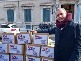 De Magistris consegna al Senato le 70.000 firme per la legge sul salario minimo de magistris