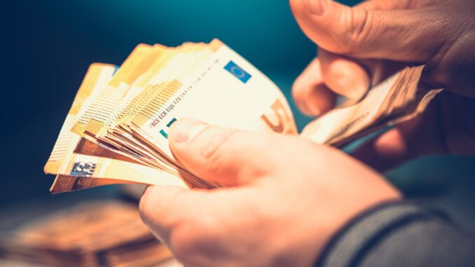 Counting Euro Cash Money confesercenti