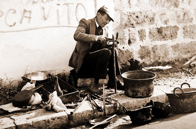 Lo Stagnaro: Un Mestiere Antico nella Roma Moderna Stagnaro