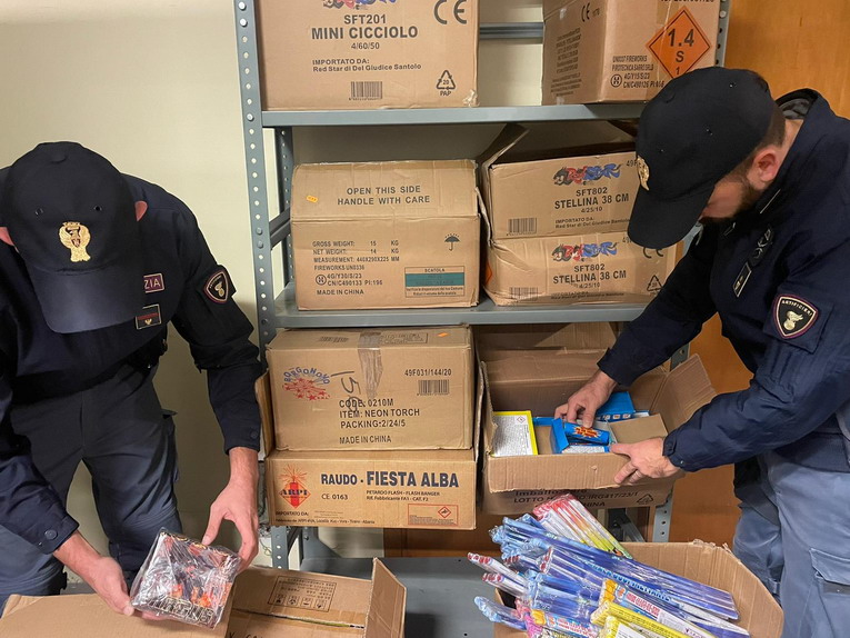 Roma, sequestrati dalla polizia centinaia di fuochi d'artificio non conformi Roma