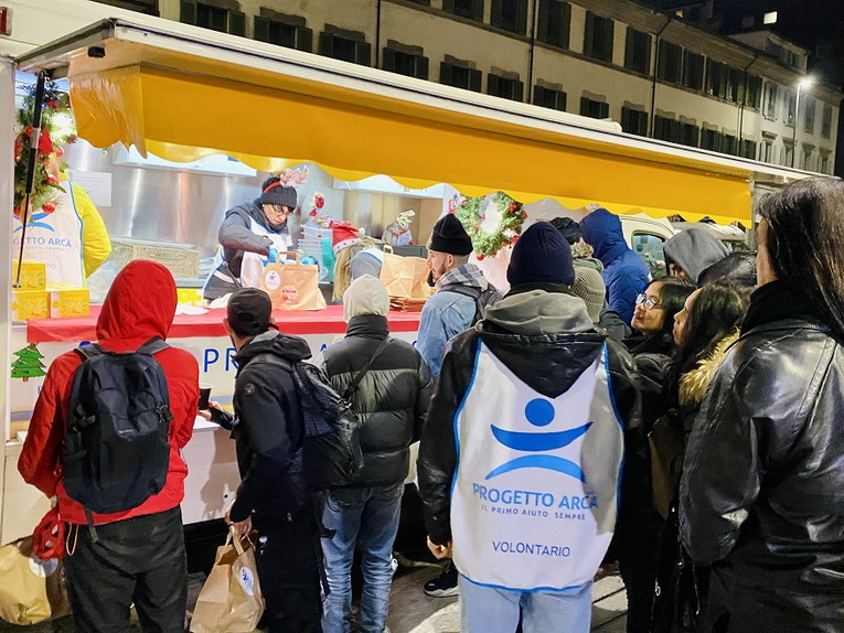 Roma, senzatetto: cene natalizie in strada con Progetto Arca Roma