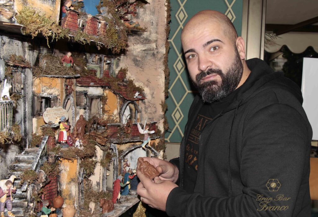 Napoli, i pastori di cioccolato del Bar Franco nel presepe tradizionale pastori