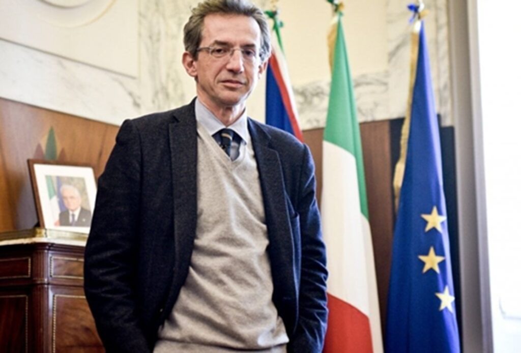 De Magistris: "Il sindaco dei nastri" manfredi