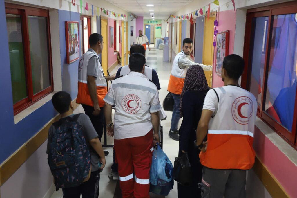 Gaza, Israele colpisce la sede della Mezzaluna rossa palestinese gaza