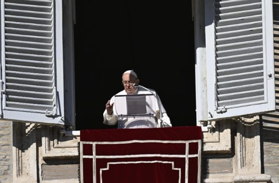 Papa Francesco: "In questo Natale diamo testimonianza alla luce vera che è Cristo" papa