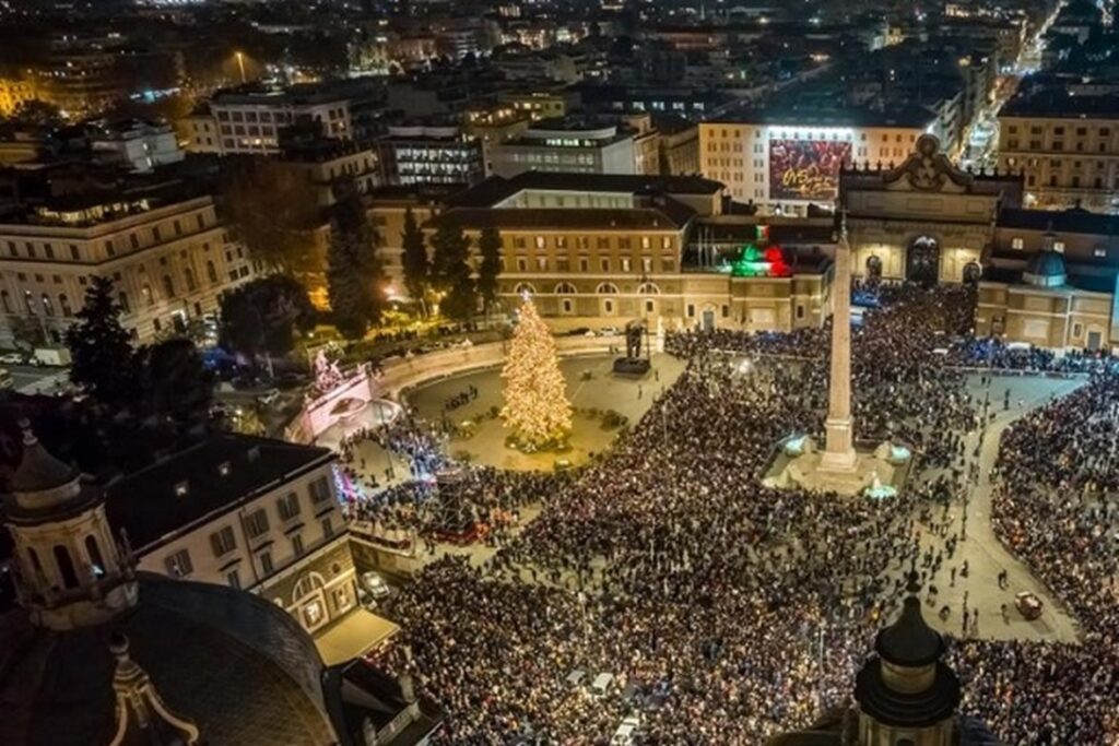 Roma, la luce del Natale pervade Piazza del Popolo e Via del Corso natale