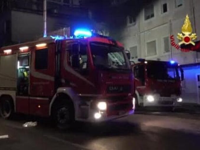 Incendio Tivoli, il sindaco: “Un anziano è morto mezz’ora prima del rogo. L’ospedale è chiuso” tivoli