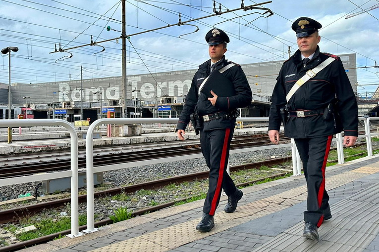 Termini, controlli dei carabinieri in tutta l'aerea della stazione Termini