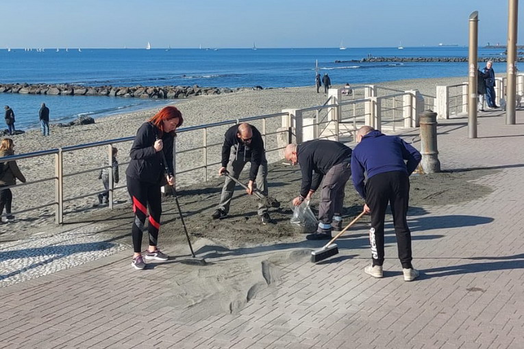 Municipio X, il progetto civico NOI: “Chi pulisce il lungomare? Intanto ci pensiamo NOI” Municipio