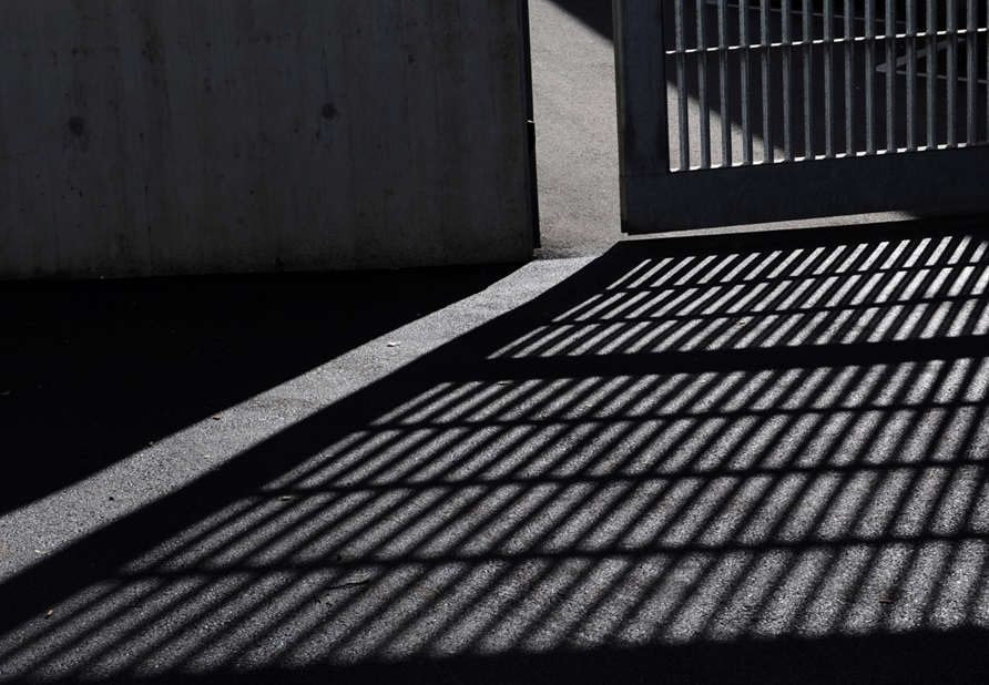 Pestaggi violenti, gente che si taglia o mangia feci: “Macomer come Alcatraz” terre