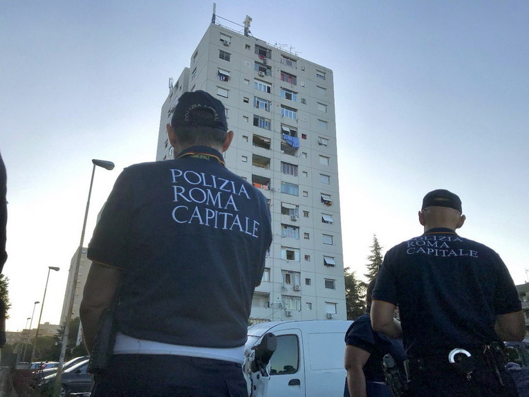 Tor Bella Monaca, la Polizia Locale libera 2 alloggi Ater occupati abusivamente Tor Bella Monaca