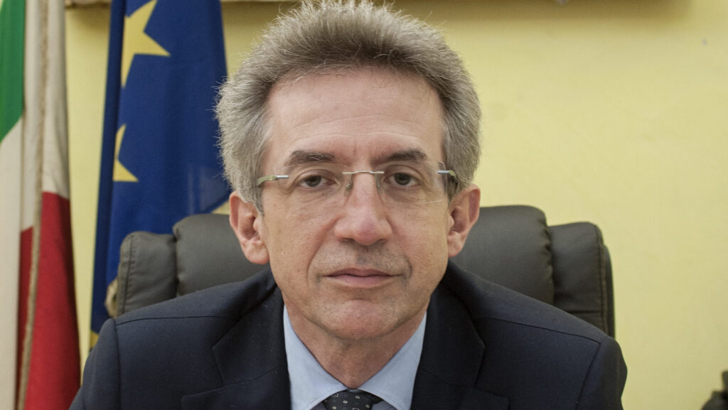 De Magistris: "Il sindaco Manfredi si mette in petto la più ignobile delle medaglie" De Magistris: "Il sindaco Manfredi si mette in petto la più ignobile delle medaglie"