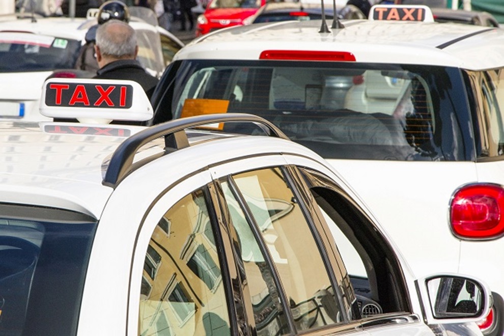 taxi nel traffico di Roma