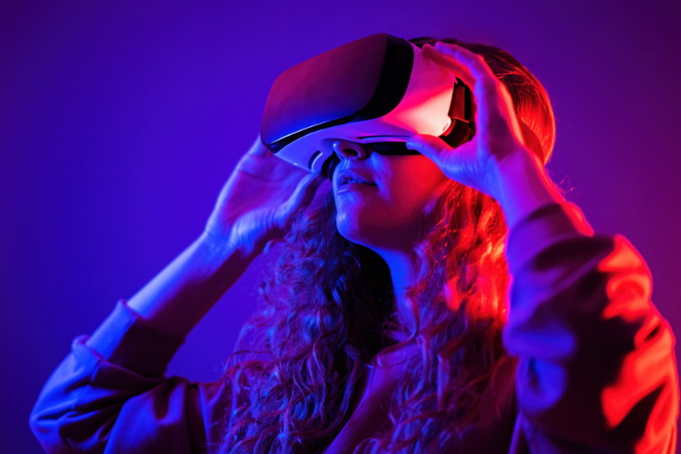 Vacanze in realtà virtuale: ragazza che esplora l'ambiente con un visore